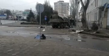 "Жень, не выживешь": после взрыва в Мелитополе "скорые" забирают раненых, оккупанты напуганы