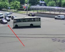 Момент аварии с пассажирским автобусом в Киеве попал на видео: есть пострадавшие