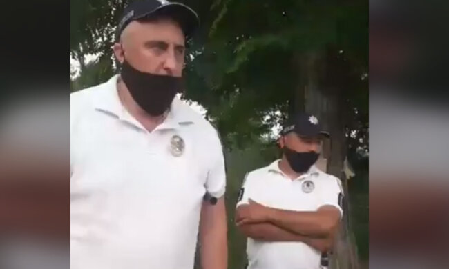 "Привычка гаишницкая осталась": украинские полицейские решили подшабашить на курорте, видео