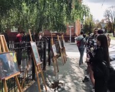 Активісти підтримали патріотів виставкою під стінами суду
