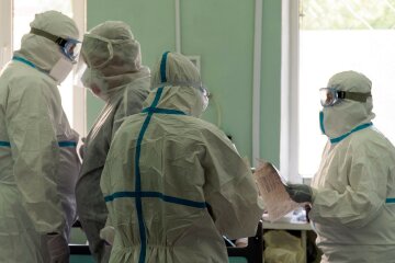 Боротися з пандемією коронавірусу в Києві стає нікому