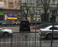 Циничное наказание водителя Гелендвагена в Киеве попало в кадр: "Прямо на капоте"