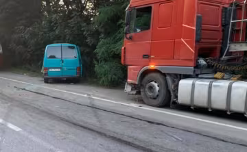 Автобус з дітьми врізався відразу в дві фури: кадри аварії на Вінничині