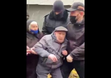 Охранники в масках напали на одесситов, видео: "не обращали внимание на пол и возраст"