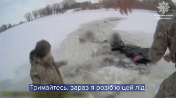 За шаг до беды: в Черкассах патрульные вытащили супругов из ледяной ловушки