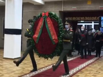 Прийшов пішки: похмурого Лукашенка зняли біля труни близького соратника, якого могли отруїти