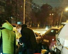 Неадекват у Києві влаштував масове ДТП, більше 10 машин всмятку: кадри з місця