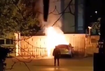 Авто протаранило забор посольства РФ и превратилось в факел: кадры ЧП в Бухаресте