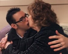 "Нам добре разом": 17-річний юнак закохався в 71-річну бабусю, фото пари