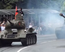 Парад оккупантов едва не обернулся трагедией в Севастополе, видео ЧП: "танк потерял управление и..."