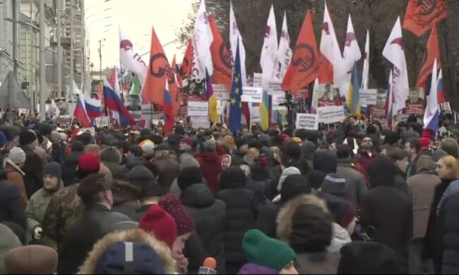 "Путина в отставку!": масштабный протест разгорелся в Москве, тысячи людей на улицах, кадры