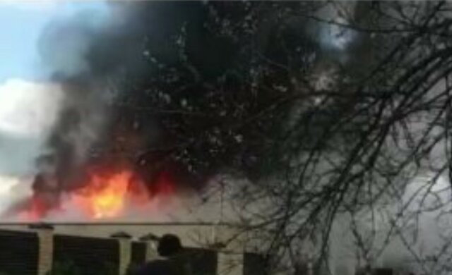 У Харківській області на заводі спалахнула потужна пожежа: кадри з місця НП