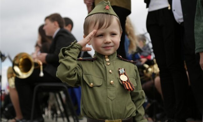 Окупанти Криму взялися за «виховну роботу» дітей, кадри безумства: "дали автомати і..."