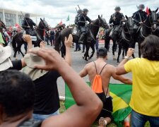 Протестующие ворвались в здание бразильского парламента (фото, видео)