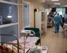 "Медперсонала нет": в больнице на Одесчине родственников заставляют ухаживать за ковид-пациентами