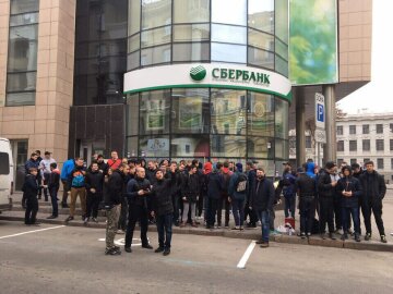 Блокада Сбербанка пришла в Харьков (фото)