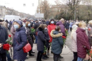 Жителі Дніпра провели в останній путь легендарного українця, фото: "Він був великий..."