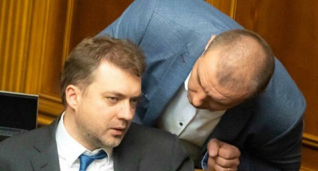 В окопах АТО не сидел: министр обороны наградил себя премией, даже Зеленский позавидует
