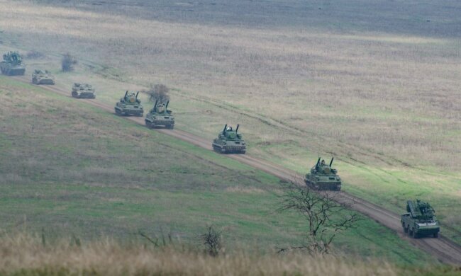Російські танки помітили біля українського кордону: лякаюче відео