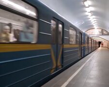 У центрі Києва терміново перекрили станції метро на вхід і вихід: що відбувається