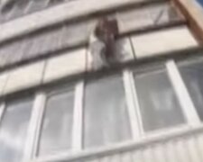 Жінка повисла на 5 поверсі в багатоповерхівці Києва: з'їхалася поліція