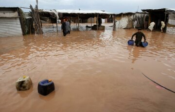 Масштабное наводнение унесло жизни более ста людей (фото)