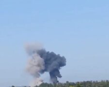 "Матусю, пора звалювати": у Херсоні гримлять нові вибухи, над містом стовп чорного диму