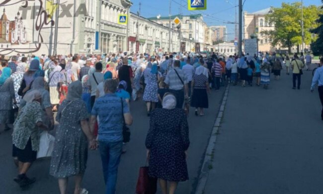 На Крестный ход в Харькове собрались тысячи верующих: фото