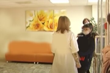 Молоду маму виписали з пологового будинку, відмовившись віддавати дочку: "Спочатку заплатіть, а потім побачите дитину"