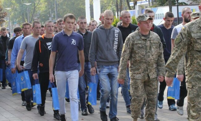 Студентів забирають в армію, незважаючи на доручення Шмигаля: "Відвели в їдальню і показали, де спати"