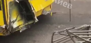 Троллейбус на полном ходу вылетел на тротуар в Киеве: первые детали и кадры ДТП