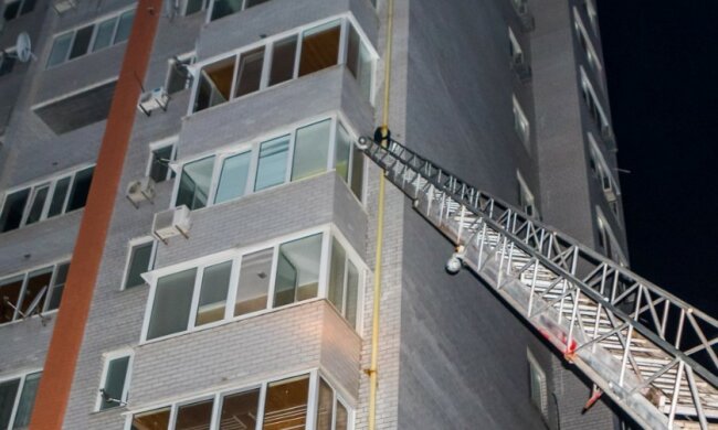 У Дніпрі герой-коханець поліз до дівчини на 16-й поверх по газовій трубі: з'їхалися рятувальники, кадри