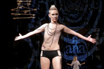 Трансгендерная модель участвует в показе коллекции AnaOno на Неделе моды в Нью-Йорке, 12 февраля 2017 года. В показе принимали участие женщины из группы #Cancerland, поборовшие рак молочной железы.