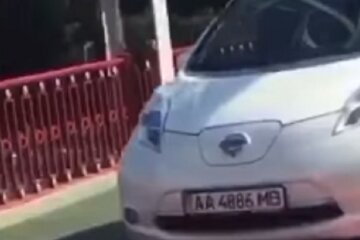 Лихач на машині влетів на пішохідний міст у Києві, відео: "Вирішив показати своє я"