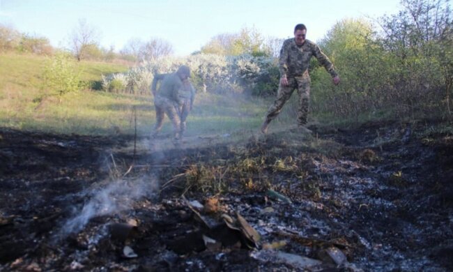 Боевики обстреляли жилой сектор на Донбассе, фото последствий: "Ракета взорвалась и вызвала пожар"