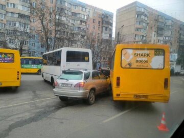 В Одессе водитель на Lexus влетел в маршрутку: кадры аварии и что известно