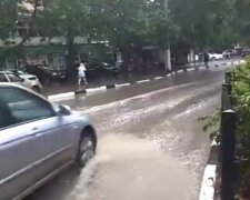 Вулиці знову йдуть під воду, люди тікають з міста: кадри потопу в Ялті