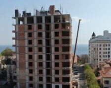 Застройка побережья Одессы: в сети показали, как высотка добавляет этажи под шумок карантина, фото