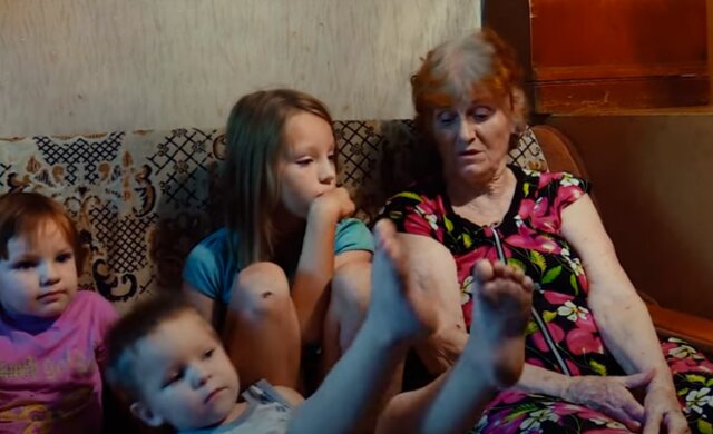 "В трусиках и футболках": под Одессой горе-мать подкинула пенсионерке троих детей, видео