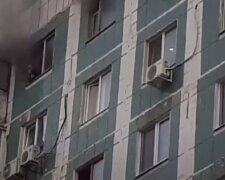 Огонь охватил квартиру с детьми на Донбассе: кадры и подробности с места