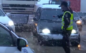 Машина всмятку: под Киевом произошла серьезная авария на трассе, кадры
