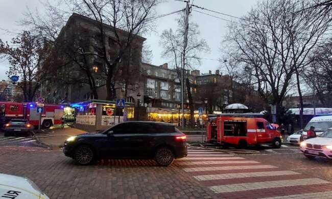 Центр Києва потопає у чорному диму через серйозну пожежу: кадри з місця НП