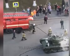 На репетиции парада Победы в России произошло ЧП, видео: танк вспыхнул как спичка