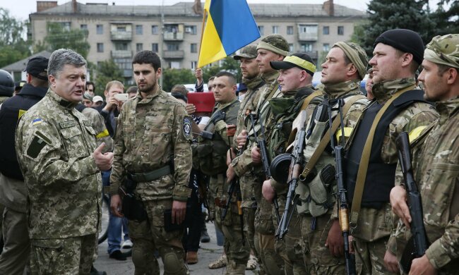 Селедка по карточкам и цензура: что означает военное положение в Украине