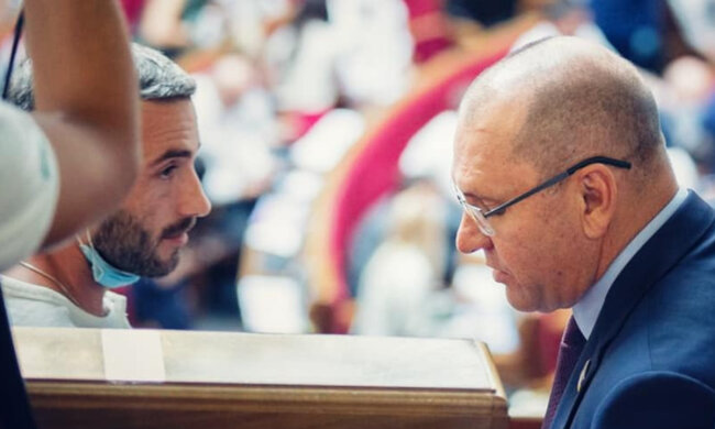 "Слуга народу" уявив себе господарем в Раді і накинувся на журналіста:" мені пох..."