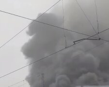 Под Днепром горят пассажирские вагоны: клубы черного дыма заполонили город, видео