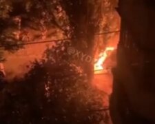 Мощный пожар вспыхнул во дворе многоэтажки в Одессе, люди выбежали на улицу: кадры ЧП