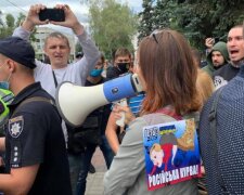 "Геть з Дніпра!": активісти розігнали проросійський мітинг "за мир", кадри
