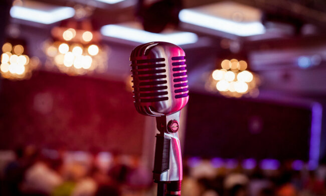 микрофон сцена
