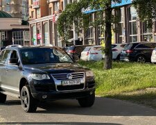 Дебошир избил велосипедиста, который мешал ехать по тротуару в Киеве: кадры инцидента